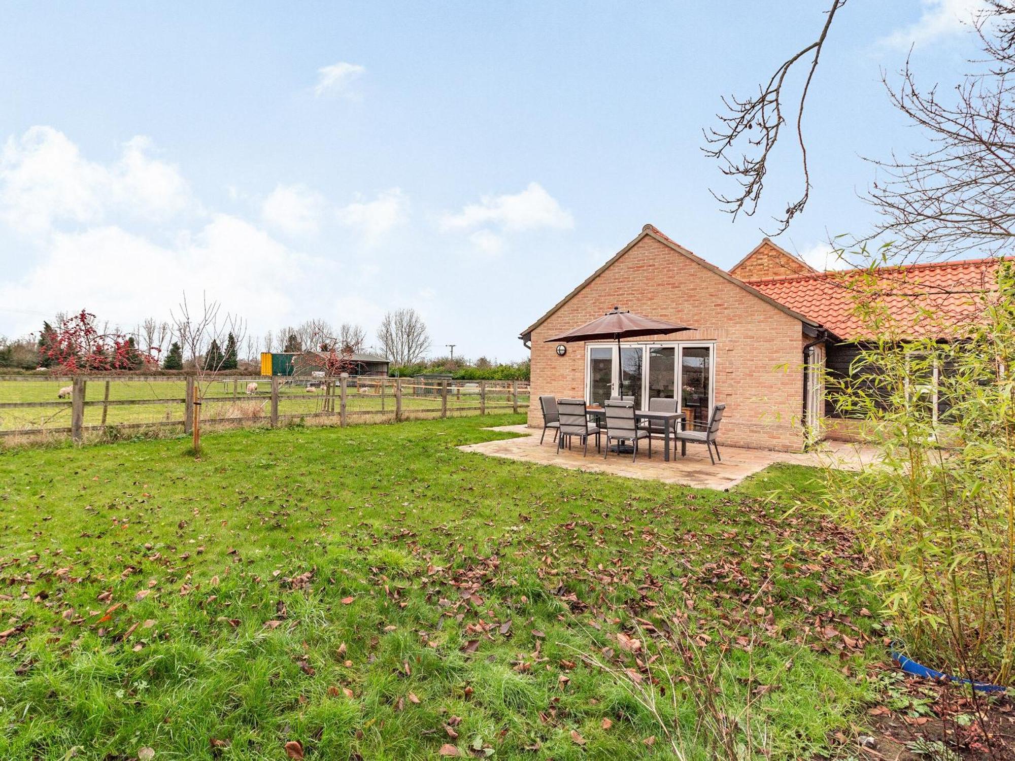 Barrow Barn Villa Wicken  ภายนอก รูปภาพ